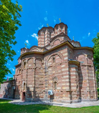 Güneşli bir günde Sırbistan 'daki Ravanica manastırı