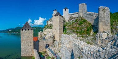 Sırbistan 'daki ünlü Golubac kalesi yaz boyunca