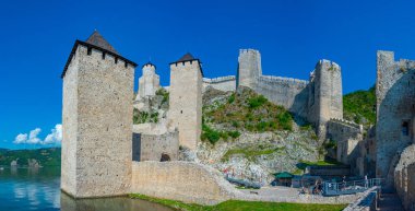 Sırbistan 'daki ünlü Golubac kalesi yaz boyunca