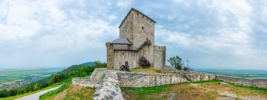 Sırbistan 'daki Vrsac şatosu yaz boyunca