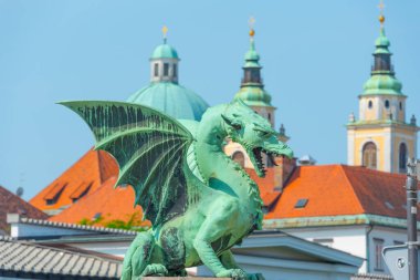 Sloven başkenti Ljubljana 'nın tarihi merkezinde Ejderha köprüsünün ayrıntıları