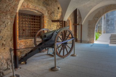 Slovenya 'daki Ljubljana şatosunun avlusunda top var.