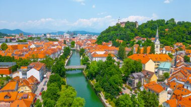 Ljubljanica nehri ve Slovenya 'nın Ljubljana kentinin havadan görünüşü
