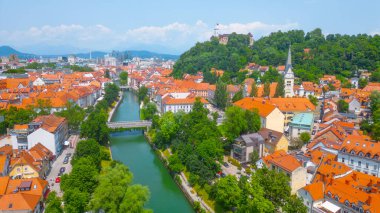 Ljubljanica nehri ve Slovenya 'nın Ljubljana kentinin havadan görünüşü