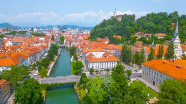 Ljubljanica nehri ve Slovenya 'nın Ljubljana kentinin havadan görünüşü