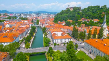 Ljubljanica nehri ve Slovenya 'nın Ljubljana kentinin havadan görünüşü