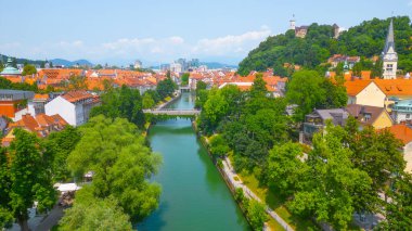 Ljubljanica nehri ve Slovenya 'nın Ljubljana kentinin havadan görünüşü