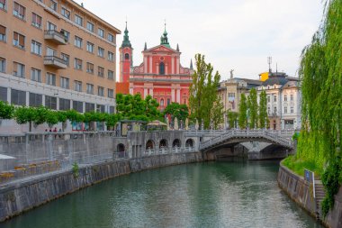 Slovenya 'nın Ljubljana kentindeki Ljubljanica nehrinin nehir kıyısındaki Annunciation Kilisesi