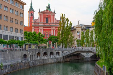 Slovenya 'nın Ljubljana kentindeki Ljubljanica nehrinin nehir kıyısındaki Annunciation Kilisesi