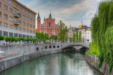 Slovenya 'nın Ljubljana kentindeki Ljubljanica nehrinin nehir kıyısındaki Annunciation Kilisesi