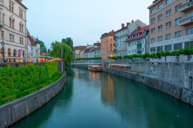 Ljubljanica nehrinin Ljubljana, Slovenya 'daki günbatımı manzarası