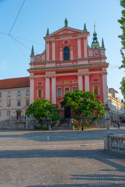 Slovenya 'nın Ljubljana kentindeki Ljubljanica nehrinin nehir kıyısındaki Annunciation Kilisesi