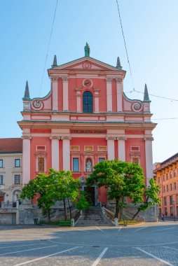 Slovenya 'nın Ljubljana kentindeki Ljubljanica nehrinin nehir kıyısındaki Annunciation Kilisesi
