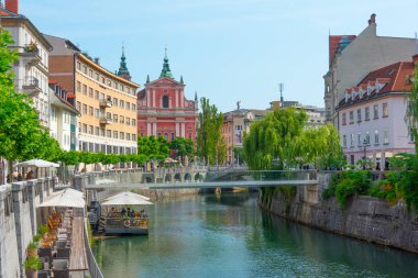 Slovenya 'nın Ljubljana kentindeki Ljubljanica nehrinin nehir kıyısındaki Annunciation Kilisesi