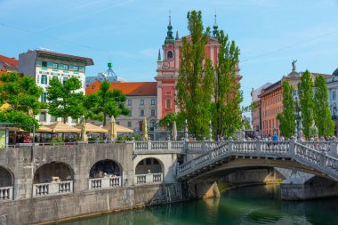 Slovenya 'nın Ljubljana kentindeki Ljubljanica nehrinin nehir kıyısındaki Annunciation Kilisesi