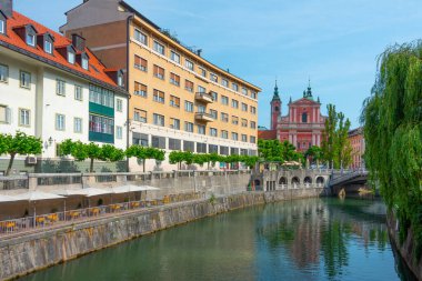 Slovenya 'nın Ljubljana kentindeki Ljubljanica nehrinin nehir kıyısındaki Annunciation Kilisesi
