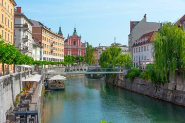 Slovenya 'nın Ljubljana kentindeki Ljubljanica nehrinin nehir kıyısındaki Annunciation Kilisesi