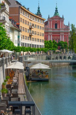 Slovenya 'nın Ljubljana kentindeki Ljubljanica nehrinin nehir kıyısındaki Annunciation Kilisesi