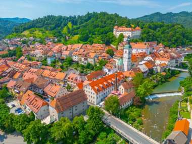 Slovenya 'nın Skofja Loka kasabasının şehir manzarası