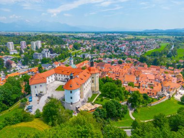 Aynı isimli Sloven kasabasına bakan Skofja Loka şatosu