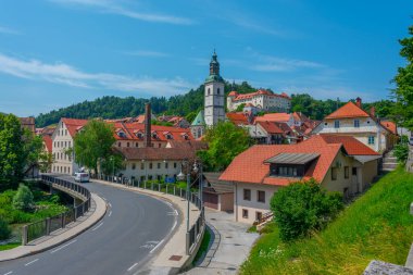 Slovenya 'nın Skofja Loka kasabasının şehir manzarası