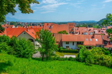 Slovenya 'nın Skofja Loka kasabasının kırmızı çatıları