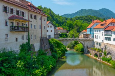 Slovenya 'nın Skofja Loka kasabasından geçen Selska Sora nehrinin kıyısı.