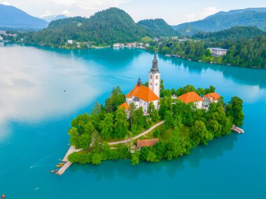Maria kilisesinin Slovenya 'daki göl kenarındaki hava manzarası