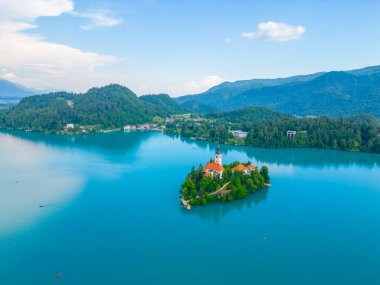 Maria kilisesinin Slovenya 'daki göl kenarındaki hava manzarası