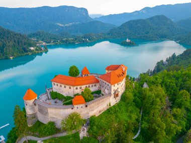 Slovenya 'daki Bled Gölü' ne bakan Kanlı Kale