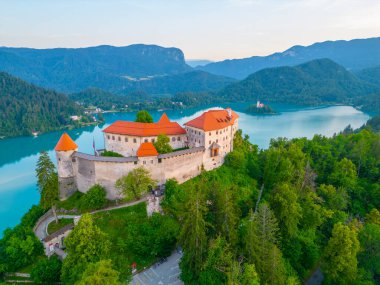 Slovenya 'daki Bled Gölü' ne bakan Kanlı Kale