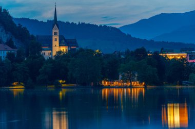 Slovenya 'daki Saint Martin Kilisesi' nin günbatımı manzarası
