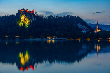 Slovenya 'daki Saint Martin Kilisesi ve Kanlı Kalesi' nin gün batımı manzarası