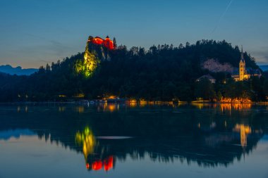 Slovenya 'daki Saint Martin Kilisesi ve Kanlı Kalesi' nin gün batımı manzarası