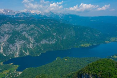 Slovenya 'daki Bohinj Gölü' nün havadan görünüşü
