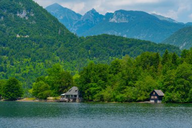 Slovenya 'daki Bohinj gölünde yaz günü