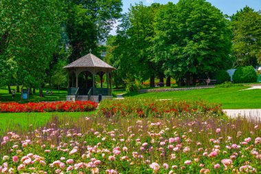 Slovenya 'da göl kenarında park yeri