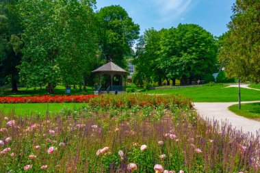 Slovenya 'da göl kenarında park yeri