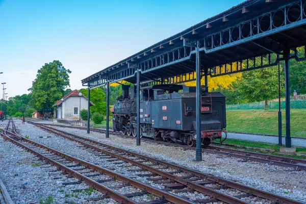 Sırbistan 'ın Mokra Gora kentindeki Sargan sekiz tren istasyonu üzerinde gün batımı manzarası