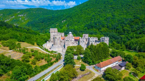 Sırbistan 'daki Manasya manastırı güneşli bir günde