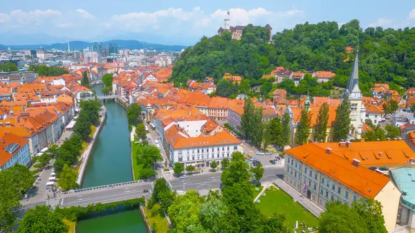 Ljubljanica nehri ve Slovenya 'nın Ljubljana kentinin havadan görünüşü