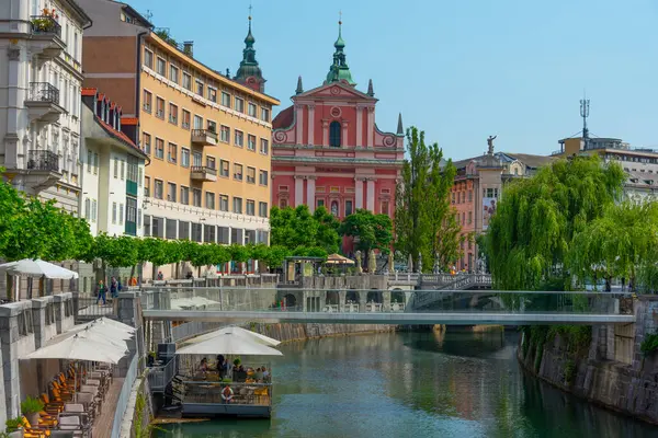 Slovenya 'nın Ljubljana kentindeki Ljubljanica nehrinin nehir kıyısındaki Annunciation Kilisesi