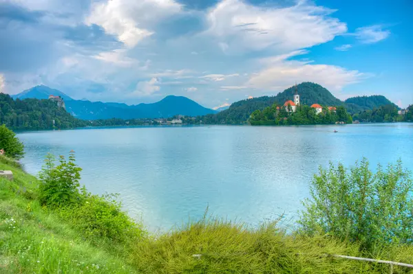 スロベニアの湖のマリア教会とブレッド城の仮定 — ストック写真