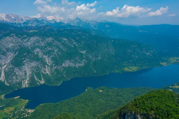 スロベニアのボーニャ湖の空中観測 — ストック写真