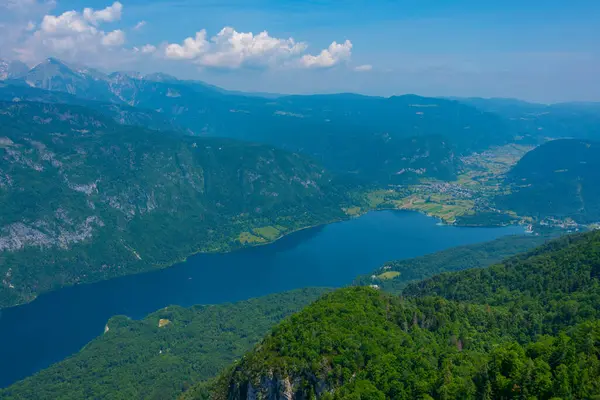 スロベニアのボーニャ湖の空中観測 — ストック写真
