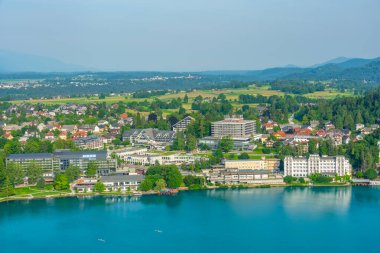 Slovenya 'da gölde yer alan otellerin havadan görünüşü