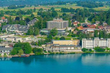 Slovenya 'da gölde yer alan otellerin havadan görünüşü