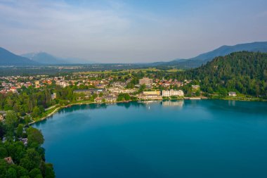 Slovenya 'da gölde yer alan otellerin havadan görünüşü
