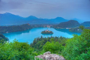 Slovenya 'daki Bled Gölü' nün gün batımı manzarası