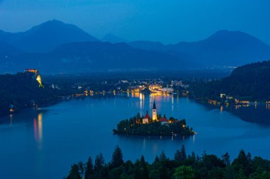 Slovenya 'daki Bled Gölü' nün gün batımı manzarası